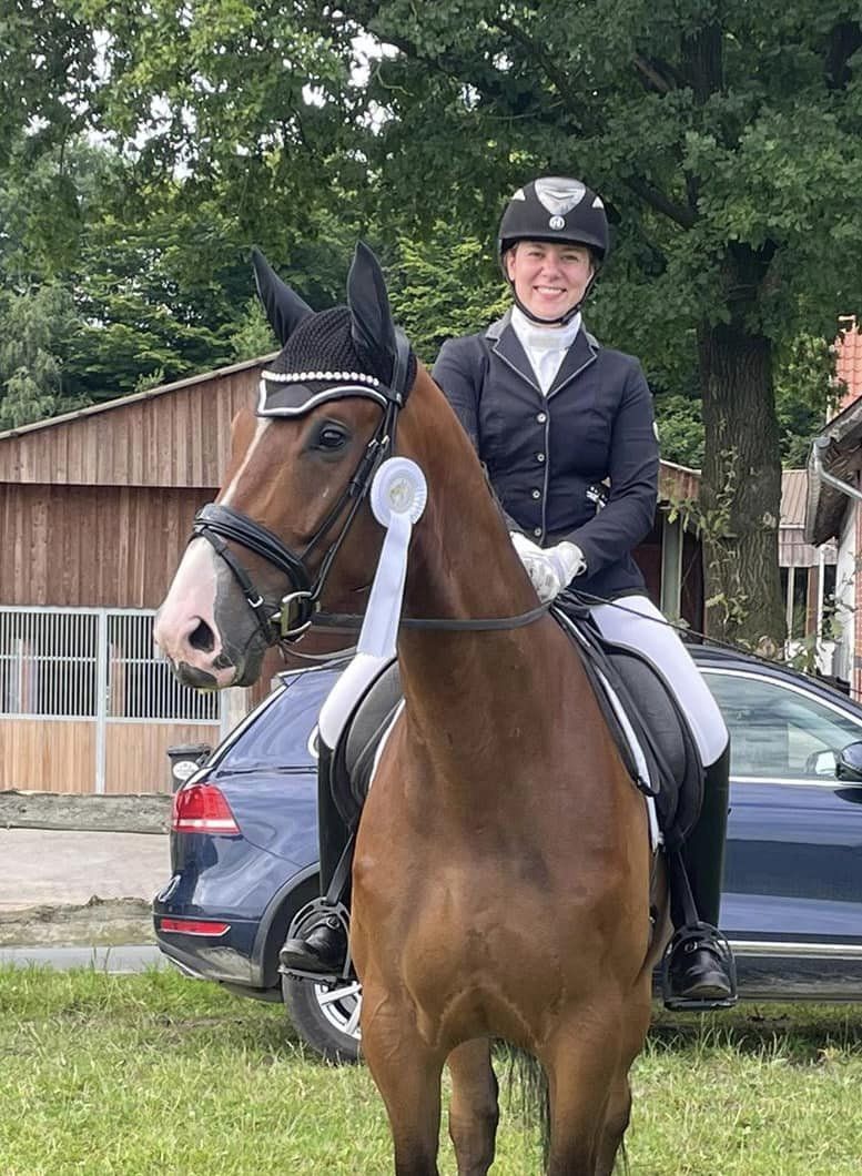 Der 4jhrige Tom Taylor v. Zauberdeyk und Georgia Wade wurden mit der Wertnote 8,0 Dritte in der Dressurpferdeprfung Kl. A - Gestt Hmelschenburg
