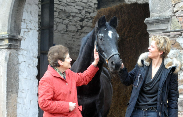 Jutta Langels und Anja Ackermann-Kriwet mit dem Hmelschenburger Hauptbeschler Kostolany an seinem 27. Geburtstag - Foto: Beate Langels - Trakehner Gestt Hmelschenburg