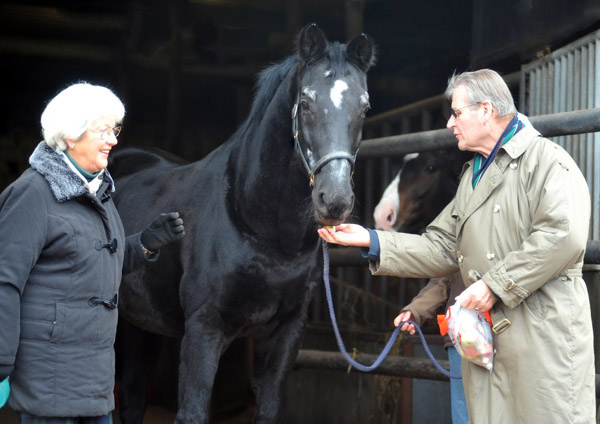 Renate und Walter von Weyhe und Kostolany an seinem Geburtstag - Foto: Beate Langels - Trakehner Gestt Hmelschenburg