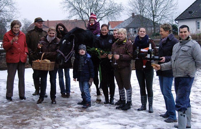 Geburtstagsfeier fr den Hmelschenburger Hauptbeschler Kostolany - sein 28. Geburtstag am 10.12.2012 - Foto: Beate Langels - Trakehner Gestt Hmelschenburg