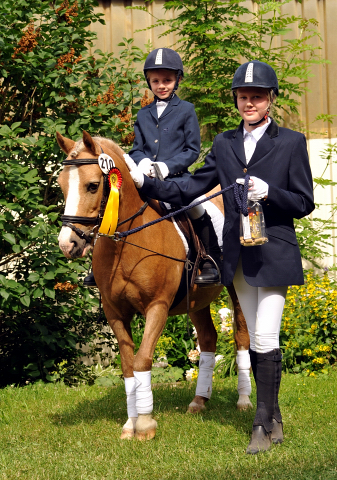 Sieg im Fhrzgelwettbewerb fr Greta, Pauline und Cinja - Foto: Beate Langels -  
Trakehner Gestt Hmelschenburg