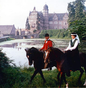 Jutta und Otto Langels mit Mozart und Kassiber vor Schloß Hämelschenburg