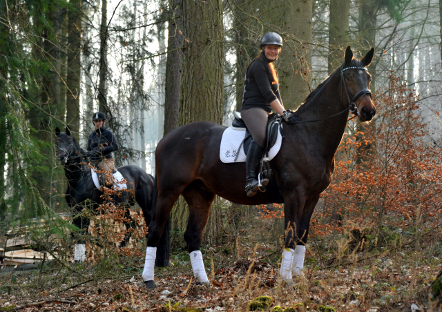 Jessica mit dem 4jhrigen Exclusiv-Sohn aus der Vicenza und Sophie mit Oliver Twist - Foto: Beate Langels - Trakehner Gestt Hmelschenburg