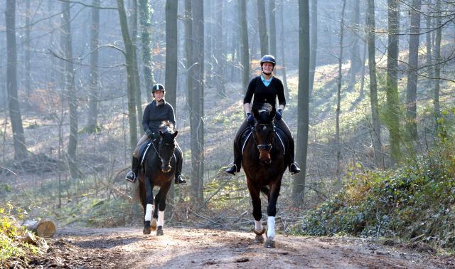 Jessica mit dem 4jhrigen Exclusiv-Sohn aus der Vicenza und Sophie mit Oliver Twist - Foto: Beate Langels - Trakehner Gestt Hmelschenburg