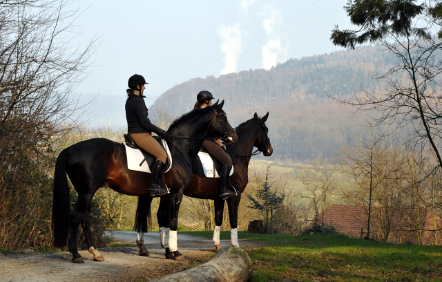 Jessica mit dem 4jährigen Exclusiv-Sohn aus der Vicenza und Sophie mit Oliver Twist - Foto: Beate Langels - Trakehner Gestüt Hämelschenburg