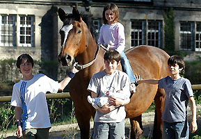 Elitestute Kassuben von Enrico Caruso u.d. Karben v. Ibikus mit der jngsten Generation der Familie Langels im Mrz 2007 - Gestt Hmelschenburg