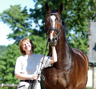 Viareggio - Dunkelbrauner Trakehner Wallach von Exclusiv - Showmaster und seine stolze neue Besitzerin